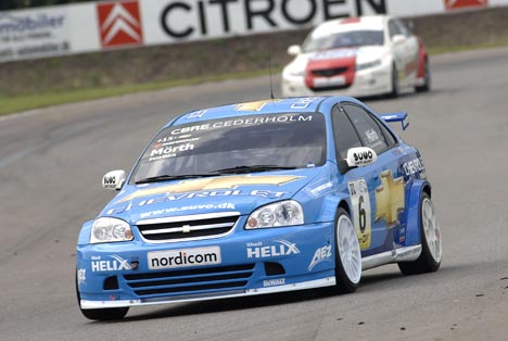 Selv om han kun havde kørt på en tør Padborg Park i sin Chevrolet Lacetti 20 minutter tidligere, satte Pontus Mörth næsthurtigste tid i lørdagens Super Pole-konkurrence. Også Jens Møller (bagved) kom igennem nålehullet og skal i morgen starte som nummer ni.
